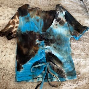 Hi selling a crop top shirt!